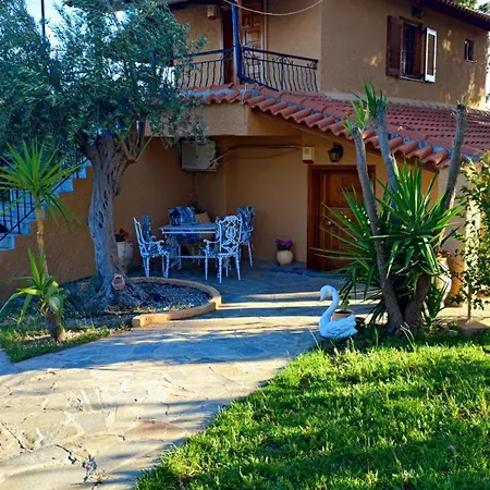 Evas Guesthouse Agioi Theodoroi Exterior photo